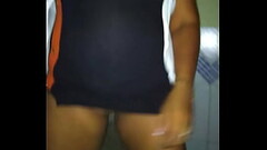 ESPOSA SEM CALCINHA SE EXIBINDO NO BAR Thumb