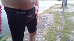 Speedo Urinieren am Kanal **Outdoor Spa&szlig_** Thumb