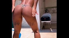Mc Rebecca dan&ccedil_ando de biqu&iacute_ni Thumb
