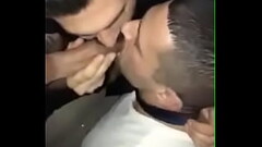 Dois machos mamando uma rola - #RolavaNoWhats Thumb