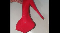 Usando scarpin e dando uma super gozada no Peep toe Schutz vermelho da namorada Thumb