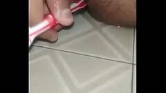 Hombre y su cepillo de dientes Thumb