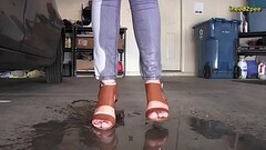 Desperate to pee girls don'_t make it to toilet and pee their jeans and panty wetting 2020 Thumb