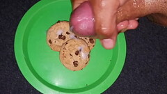 Chocolate chip cookies with a my Creamy Cum glace for a delicious snack. Thumb