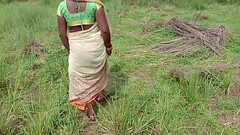 छोटी मोसी को खेत पे बुला के चोद लिया हिंदी में अश्लील Thumb