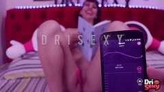 Lendo os Contos do Beedle o Bardo com lush na bucetinha | Dri Sexy Thumb