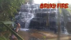 Flagrante de Bruxo Fire e BombomD4 na cachoeira veja completo no Xvideos RED Thumb