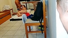 Melissa Alecxander fodendo com o Leo Ogro na sala da casa foram pegos no flagra pelo novinho que foi Thumb