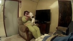 Pongo a cuatro patas a la gorda mientras juego con el móvil en su espalda y me la follo duro Thumb