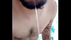 MACHO ENCHENDO A GARRAFA DE MIJO E BEBENDO Thumb