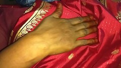 बालों वाली माँ बिस्तर में हस्तमैथुन करती है Thumb