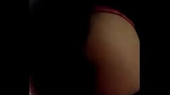Moviendo la colita en tanga rosa Thumb