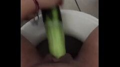 Mi esposa meti&eacute_ndose un pepino Thumb