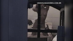 Rapaz grava v&iacute_deo da vizinha exibicionista que o provoca com putaria diariamente Thumb