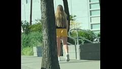 Gringa caminando en shorts por la calle Thumb