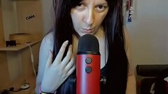 Dammi il tuo cazzo dentro alla bocca! Giochi e suoni di saliva e bocca in Asmr con Blue Yeti Thumb
