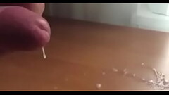 Estaba muy cachondo, me hice una paja y me corr&iacute_ sobre la mesa Thumb
