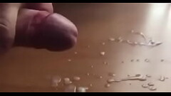 Estoy caliente y me corro encima de la mesa de noche Thumb