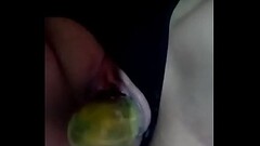 Mir&aacute_ a esta hermosa puta como goza metiendose un pepino por la concha. Thumb