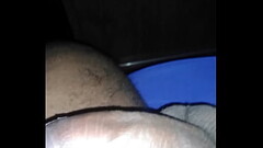 Moreno com pau preto batendo uma Thumb