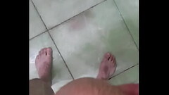Batendo uma no banheiro at&eacute_ gozar Comentem Thumb