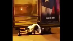 Pillo a chico haciendo una mamada a su amigo en plena calle de Santiago de Chile Thumb