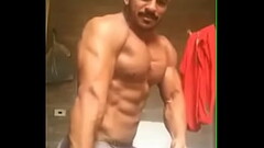 Musculoso se exibindo Thumb