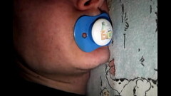 Il suce sa t&eacute_tine comme une bite en dormant Thumb