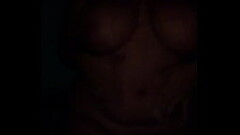 Mujer desnuda bailando bachata en la oscuridad Thumb