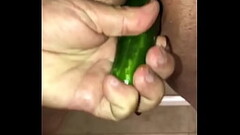 Meti&eacute_ndome un pepino en el culo Thumb
