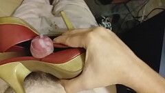 MASTURBANDO E GOZANDO NO TAMANCO DA AMIGA BH Thumb