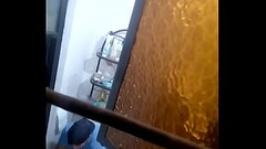 Joven se pu&ntilde_etea en el ba&ntilde_o del trabajo Thumb