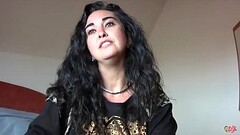 Toda una se&ntilde_ora en la calle, &iexcl_una guarra en la cama! Thumb
