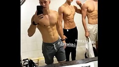 Nh&igrave_n c&aacute_c anh thay đồ m&agrave_ muốn qu&aacute_! Thumb