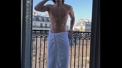 Ai tuột c&aacute_i khăn ra gi&ugrave_m tui coi! Thumb