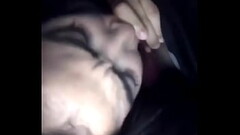 Une Twittos suce dans un Clio 3 Thumb