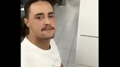 Pasivo mamandome la verga en ba&ntilde_o p&uacute_blico en centro comercial de Medell&iacute_n Thumb