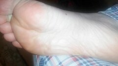 Nicoletta ha camminato a piedi nudi per tutta la giornata i suoi piedini sono distrutti Thumb