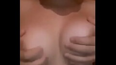 Chica juega con sus tetas Thumb