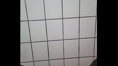 Masturbando no banheiro de bermuda. Thumb