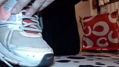 Piedi sporchi e sudati dopo una sessione in palestra con queste scarpe rotte e sporche Thumb