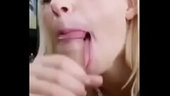 Loira fazendo chupeta Thumb