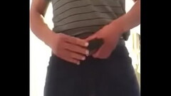 Mi novia me grabo meando antes de mamarme la Verga Thumb
