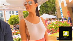 Elle se montre en public Thumb
