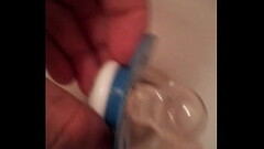 Il nettoie les toilettes avec sa t&eacute_tine avant de la sucer Thumb