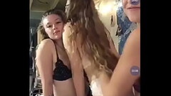 Chica sexy con sus amigas Thumb