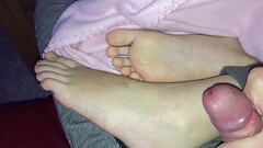 Wichse mir einen auf die F&uuml_&szlig_e meiner s. Freundin Thumb