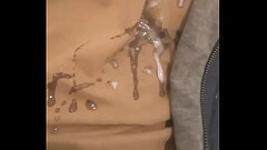 Me masturbo y suelto la leche en mi playera. Thumb