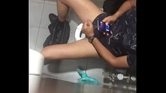 Hetero masturbandose en ba&ntilde_o p&uacute_blico Thumb