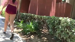 Nalgona caminando en short shorts Thumb